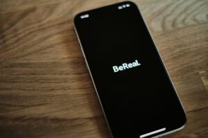 Telèfon mòbil amb el text "BeReal" a la pantalla